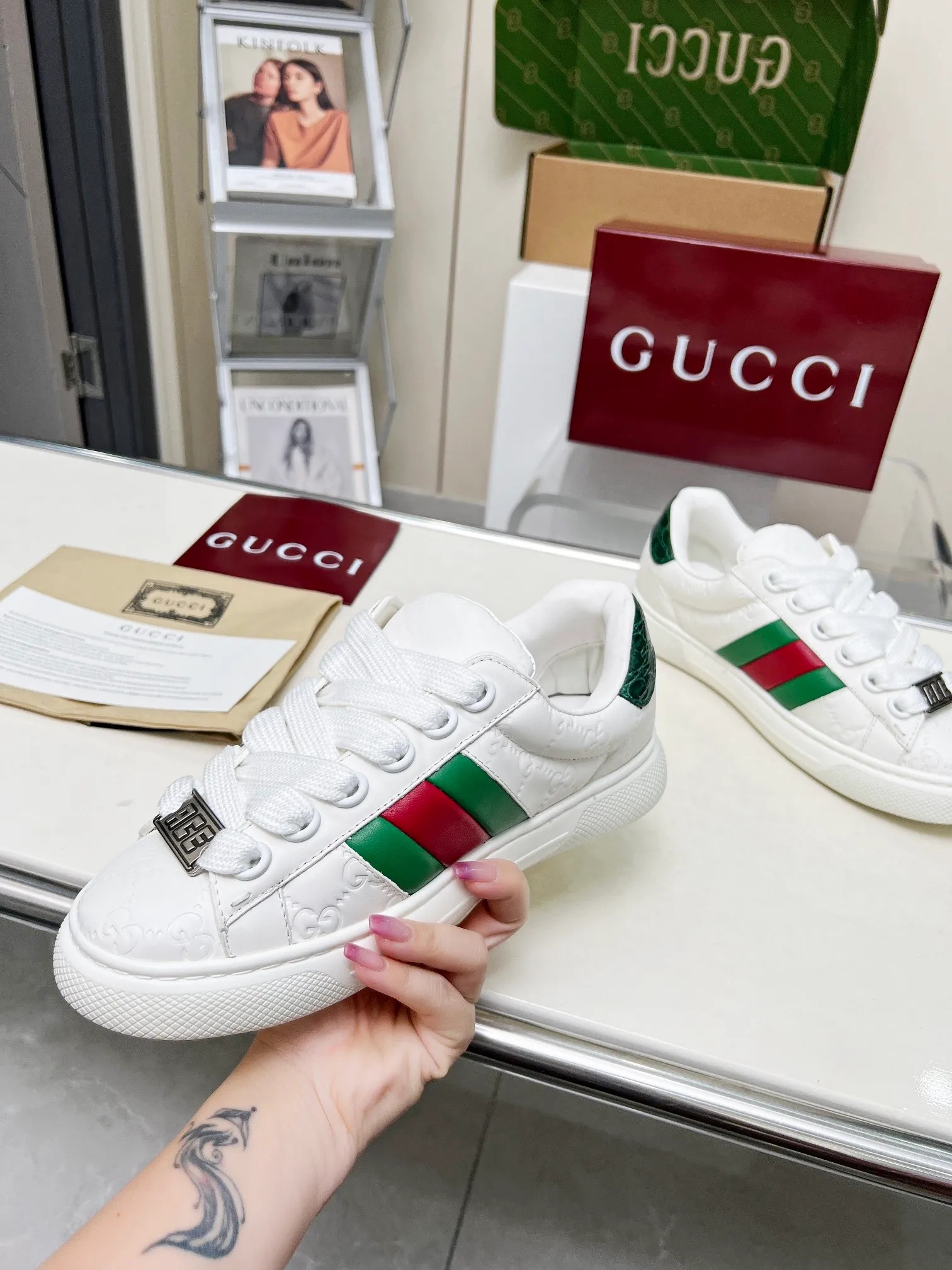 P660 embossed layout ❤️❤️❤️Gucci Gucci's latest Ace series casual sneakers for couples 🌸🌸🌸Original purchase, development and production. Since the advent of Gucci, the Ace series of sneakers has continued the brand narrative, and its ingenuity has made it the main product. The new series presents a distinctive low-top design with unique details to reinterpret the sneaker silhouette. The lace fixation is decorated with an "ACE" metal logo, and the thickened structure delicately creates a stiff shoe shape. 💖💖💖Gucci’s classic red and green striped webbing adds to the charm of the entire design. ☑️Fabric: Original imported first-layer cowhide ☑️Inner lining: Original customized soft cowhide ☑️Bottom thickness: 3CM ☑️Size: Female 35-40 Male 40-45